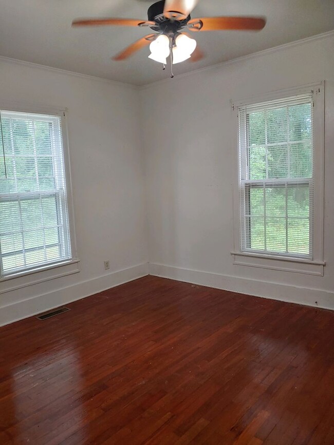 Building Photo - 318 S Limestone St Unit Limestone Duplex Rental