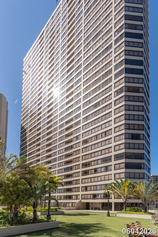 Building Photo - Luxury High-Rise Living on the 38th Floor