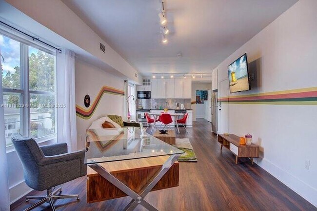 Building Photo - 524 NW 35th St Unit 4