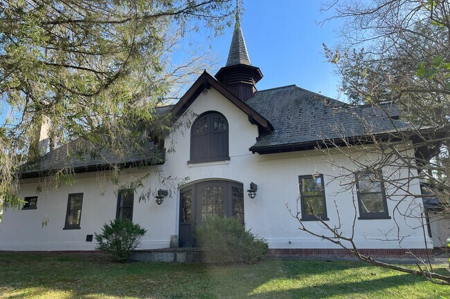 Building Photo - 12 Pine Hill Rd