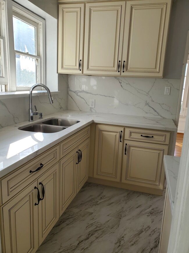 Building Photo - 1070 Masselin Ave Unit Masselin