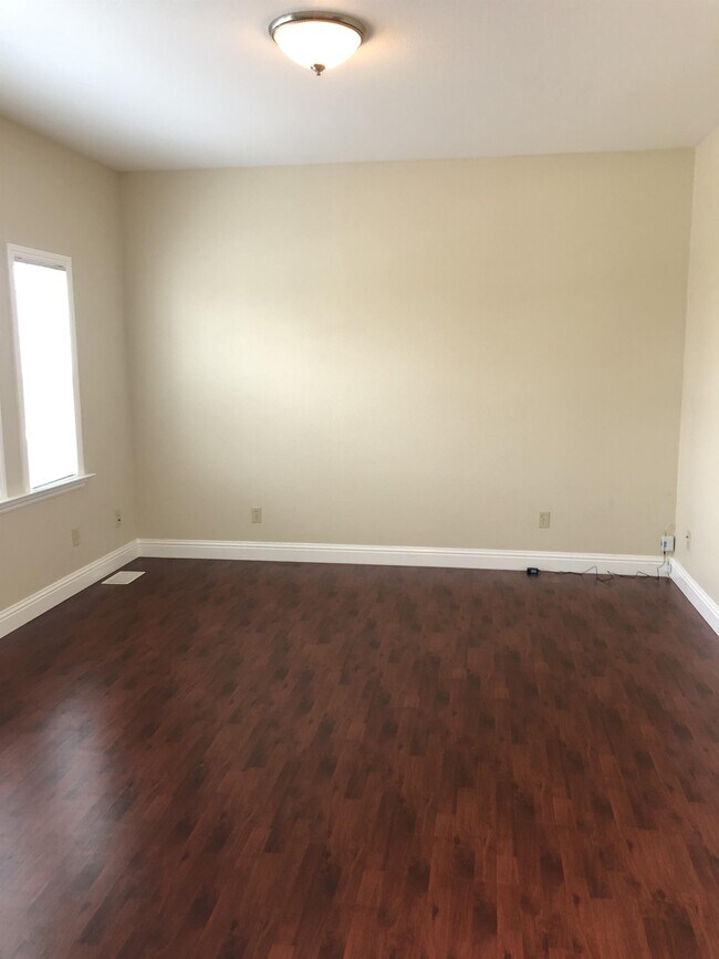 Photo - 873 Apgar St