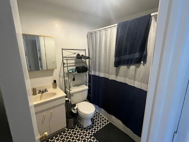 Photo - One bed, duplex in Lakeview, Pet friendly!! Apartment Unit 2R