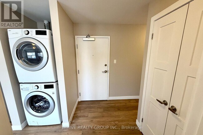 Photo - 1277 Commissioners Rd W Unité 202