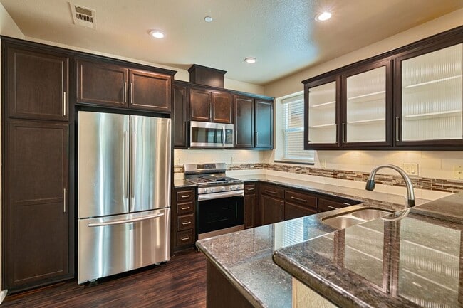 Building Photo - Exceptional 3BR Condo in Folsom! Stylish U...