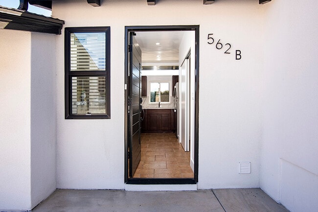 Photo - 562 W 18th St Unidad #B