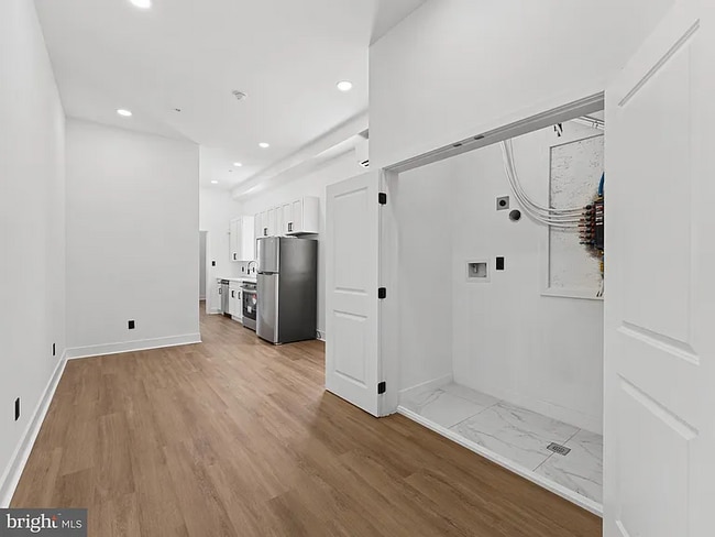 living room with washer/dryer included. - 2331 N Front St