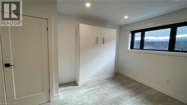 Photo - 284 James St N Unité 3