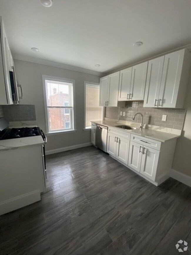 Building Photo - Renovated 4 bedroom unit with easy access! Rental