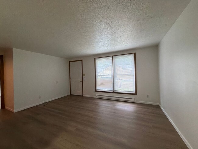 Building Photo - 204 S Spring St Unit APT. A