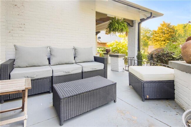 Photo - 514 W Ontario Ave SW