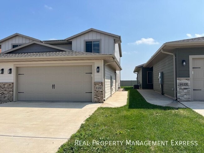 Beautiful 3 Bedroom 1.5 Bathroom Townhome! - Beautiful 3 Bedroom 1.5 Bathroom Townhome!