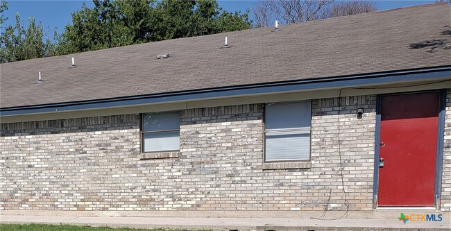 Building Photo - 205 W Washington Ave Unit A