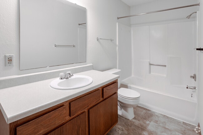 1BR, 1BA - 725SF - Bathroom - Lone Oak Apartments
