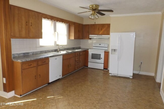 Photo - 301 Russell Rd