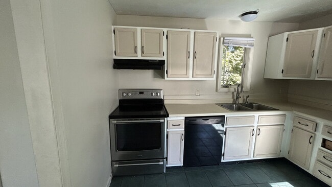 Photo - Spacious 4-Bedroom Apartment for Rent in S...