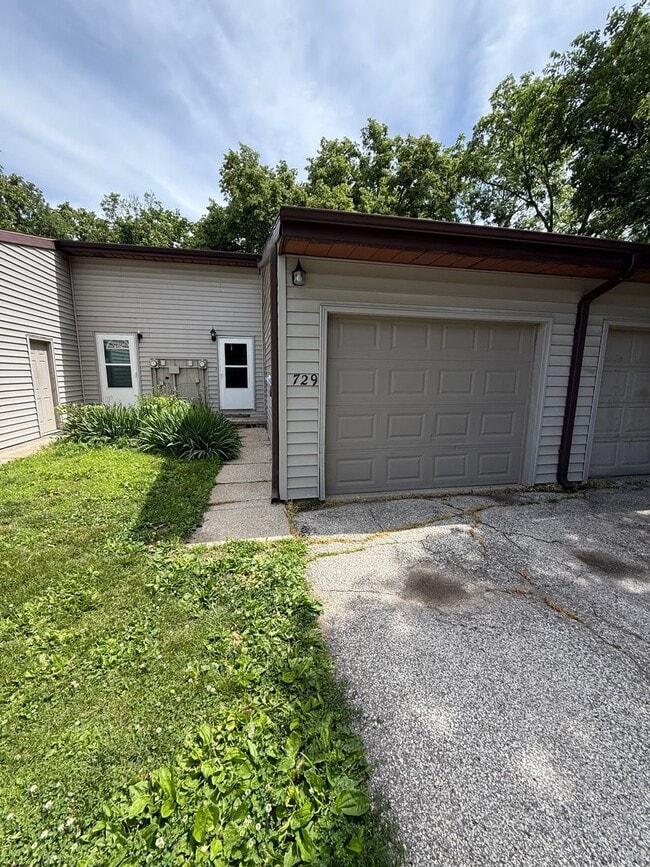 Building Photo - 729 Westridge Rd