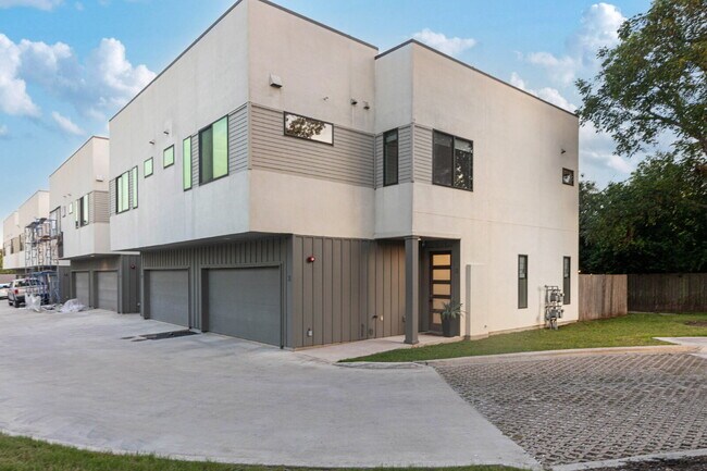 Building Photo - Spacious 3-Bedroom Townhouse Retreat Unit #3