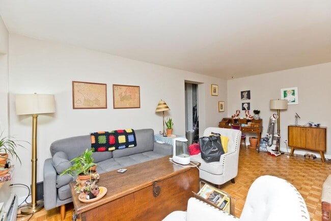 Building Photo - 1 bedroom in Chicago IL 60657 Unit 204 Rental