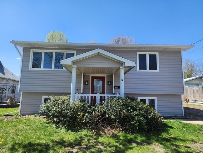 Building Photo - 3 Bedroom 2 Bath Home Available in Knoxville