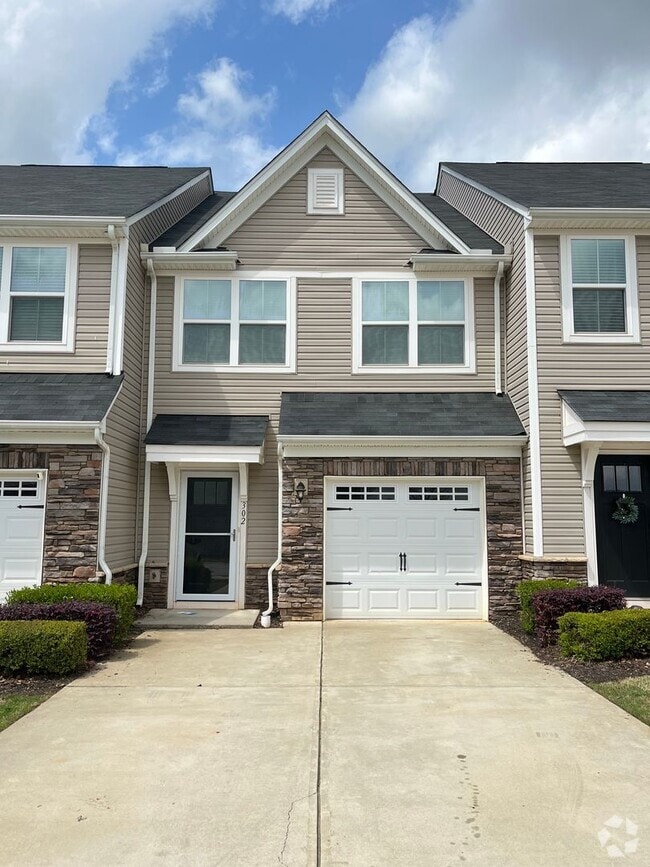 Building Photo - 3 Bed 2 Bath Townhome Located in Simpsonville