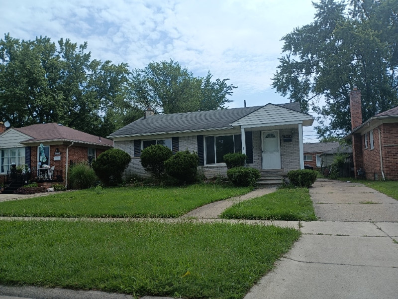 Photo - 17676 Glenmore St