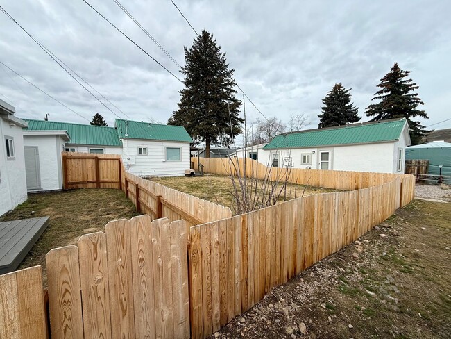 Building Photo - 1531 N Dickens St Unit 1531 B