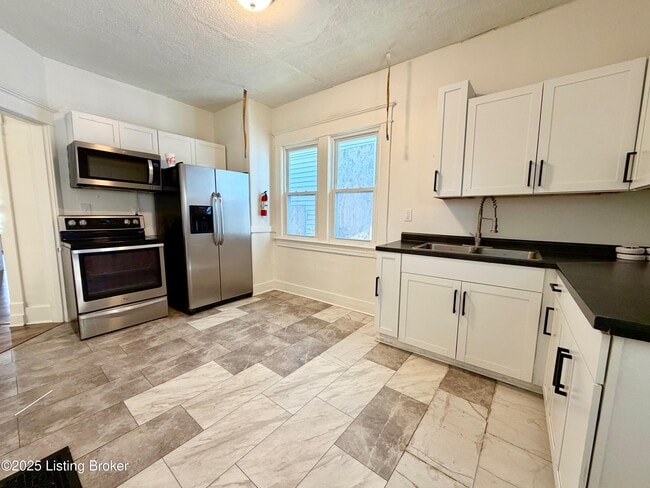 Photo - 2320 W Oak St