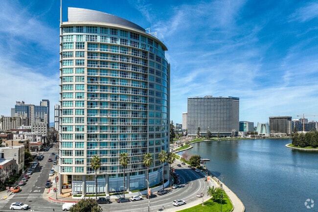 Western View - The Essex on Lake Merritt Apartments
