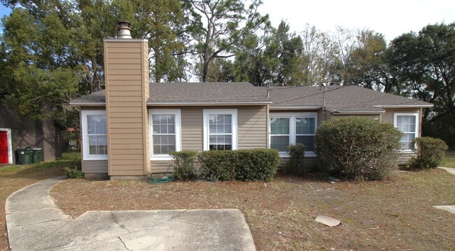 Building Photo - Coming 9/12! Spacious 2-Bedroom, 1-Bath Du... Unit A Rental