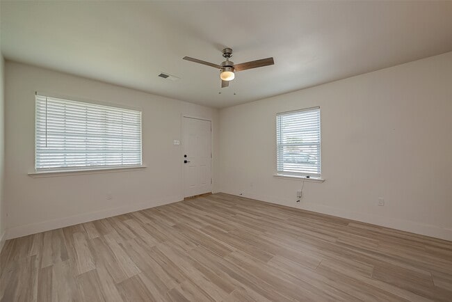 Photo - 915 Adele St