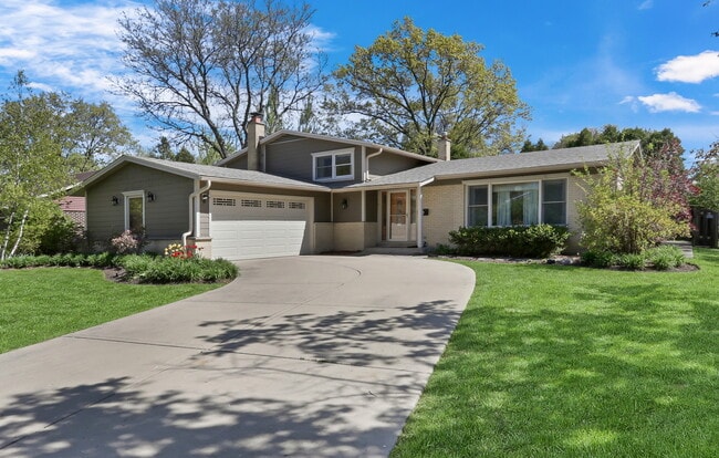 Photo - 107 E Burr Oak Dr House