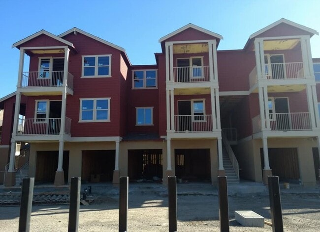 Building Photo - 2300 Loveridge Rd Unit #2300