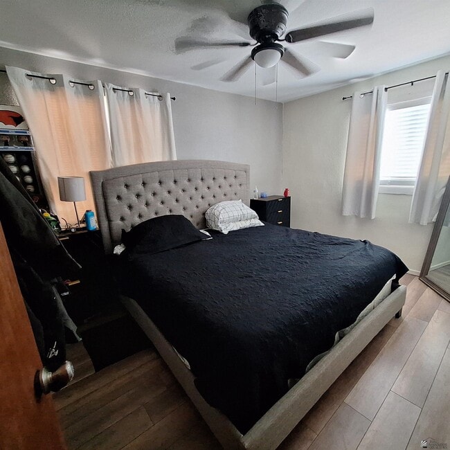 Photo - 930 E 25th St