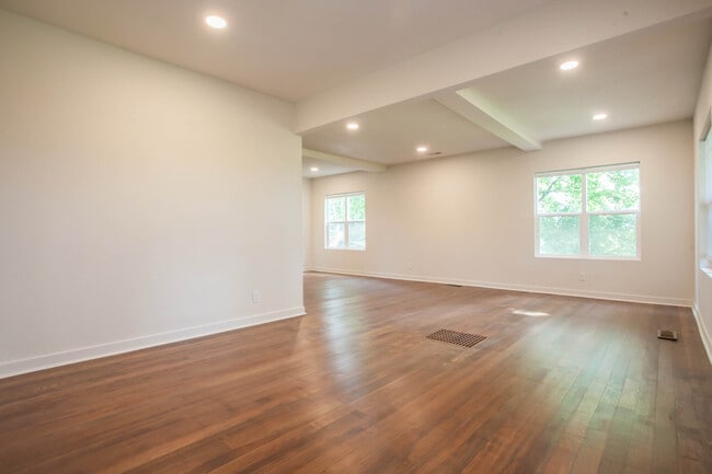 Photo - 2100 Kenwood Dr