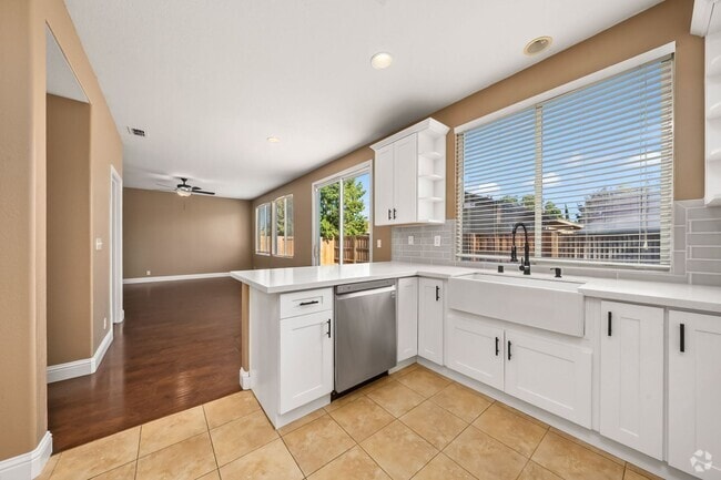 Building Photo - Spacious 4 Bedroom, 2.5 Bath Home in Sacra...