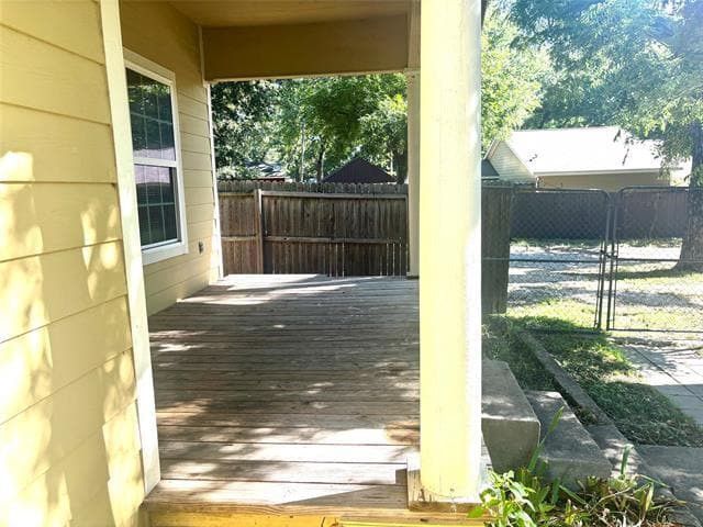 905 Isbell Rd