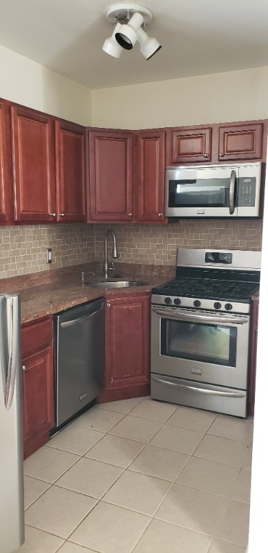 Building Photo - 2300 Catharine St Rental