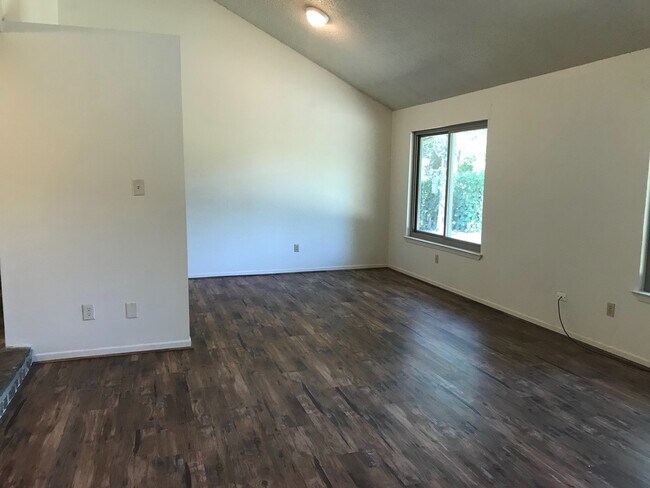 Photo - 108 Stone Canyon Ct