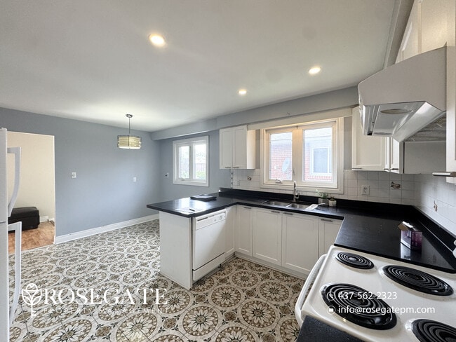 Photo - Spacious 3-Bedroom Main Level Apartment with Private Balcony – Brampton Unit 1