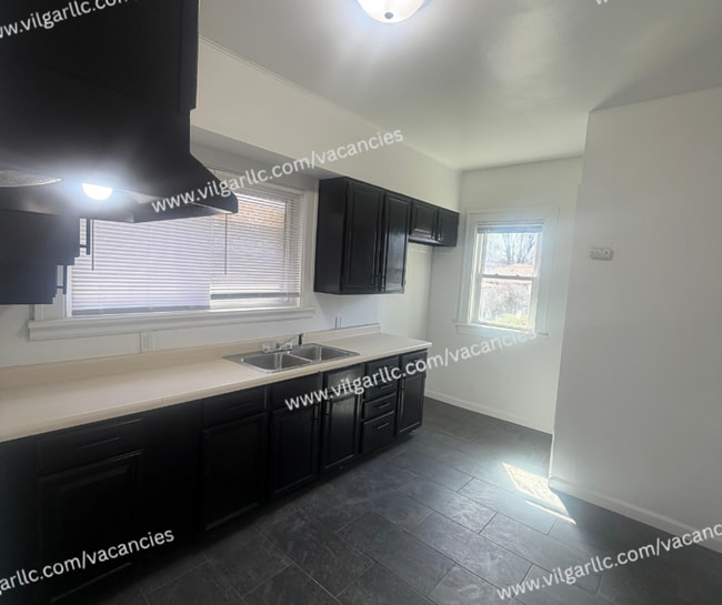 Building Photo - For Rent - Spacious 3 Bed/1Bath Home