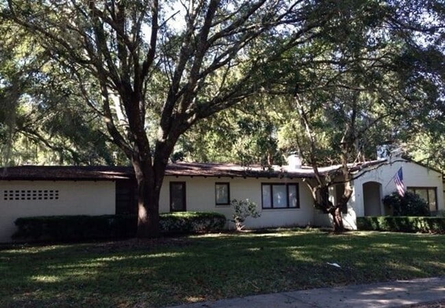 Building Photo - FALL 2026!!! Walk to the Gator Games from ... Rental