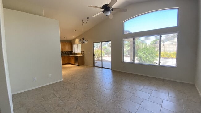 Sala de estar/comedor con vista a la cocina. - 6806 W Quail Ave
