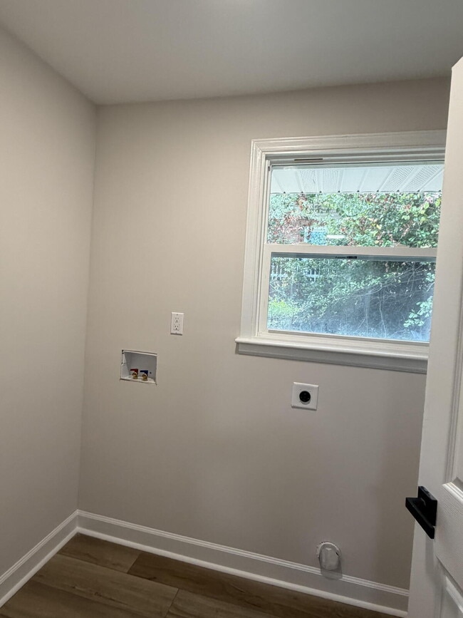"Charming Columbia Home: Spacious 3-Bed, 2-Bath Retreat with Elegant Granite Countertops!"