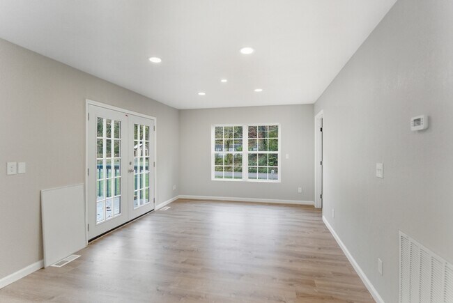 Photo - 923 McCubbins Rd