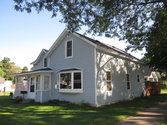 Building Photo - 602 16th Ave, E