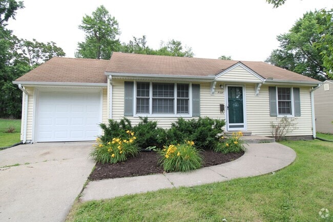 Building Photo - 2 Bedroom 1 Bath Home In Overland Park Kansas