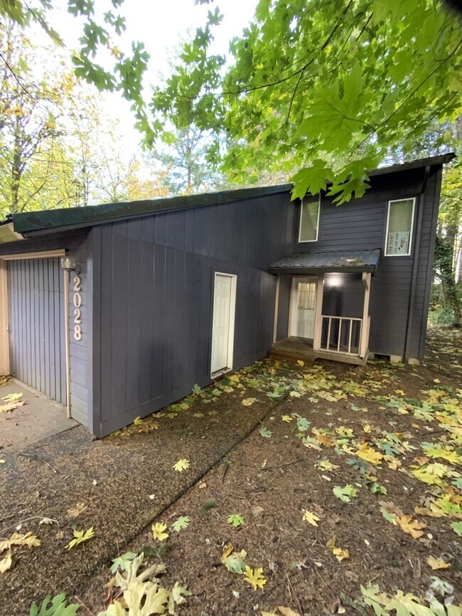 Building Photo - West Olympia 2bdr 1.5bath Townhome w/ gara...