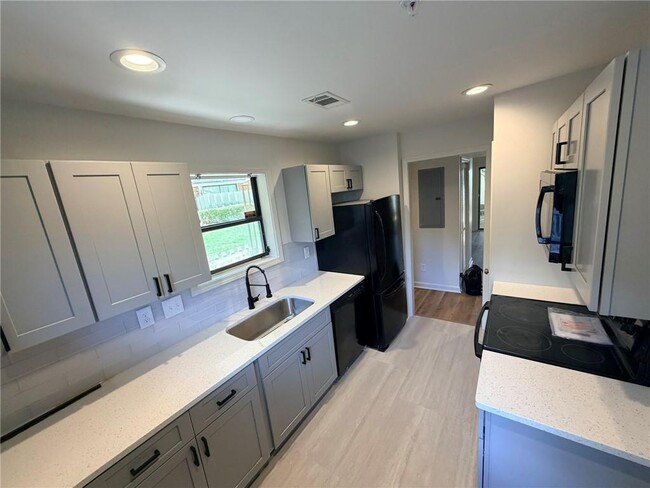 Photo - 732 Hanover Ln SE