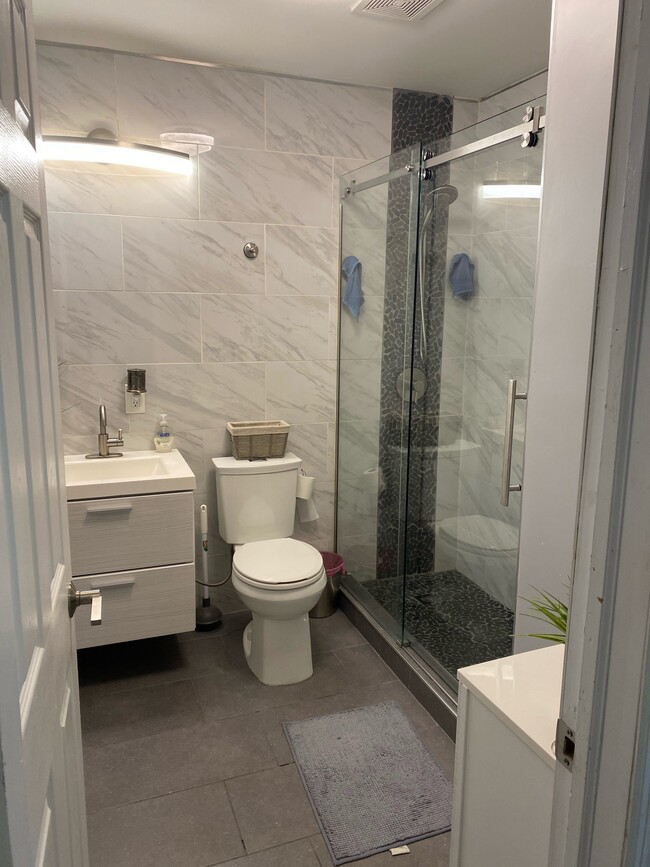 Building Photo - 13414 135th Ave Unit 1st Floor